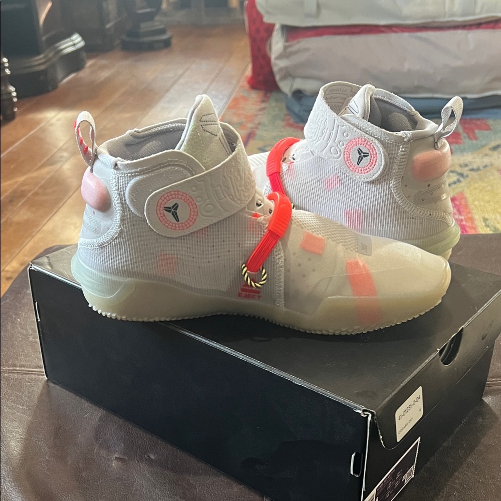 KOBE AD NXT FF Sneakers with original box Size 8 Men’s great condition!